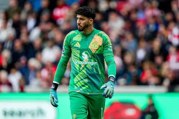 Manchester United takımından Altay Bayndr, Premier League maçında Brentford Manchester United 'a karşı Gtech Community Stadyumu' nda, 4 Mayıs 2025 'te seyrediyor.