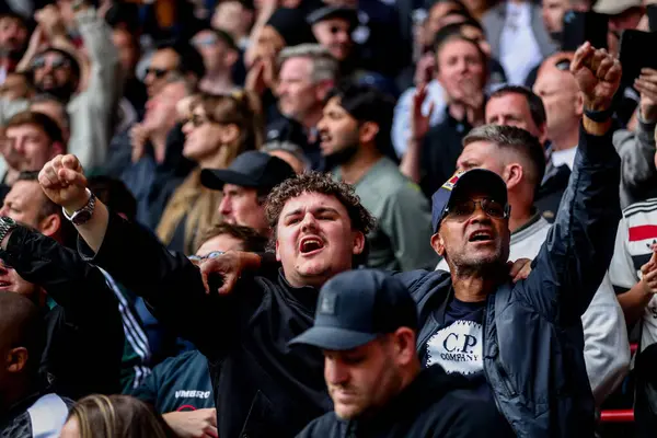 Manchester United taraftarları Premier League karşılaşmasında Brentford Manchester United 'a karşı The Gtech Community Stadyumu, Londra, İngiltere, 4 Mayıs 2025' te tezahürat yaptılar.