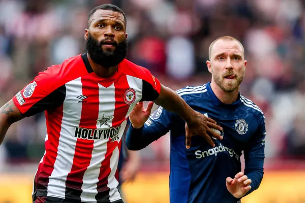 Brentford 'dan Igor Thiago Premier League karşılaşmasında Manchester United' dan Christian Eriksen ile birlikte Londra, İngiltere 'deki Gtech Community Stadyumu' nda 4 Mayıs 2025 'te oynanan karşılaşmada top için mücadele ediyor.