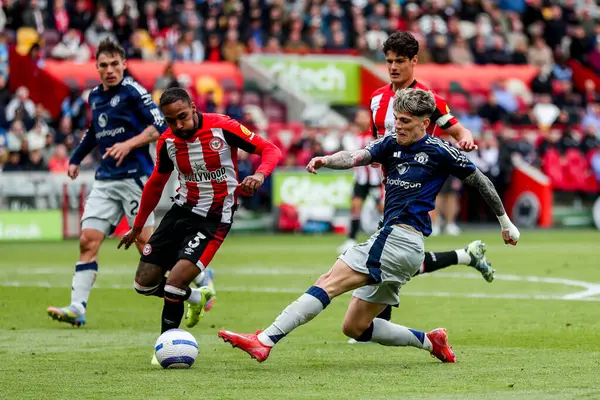 Manchester United takımından Alejandro Garnacho, Premier League maçında Brentford Manchester United 'a karşı Gtech Community Stadyumu' nda 4 Mayıs 2025 'te şut çekti.