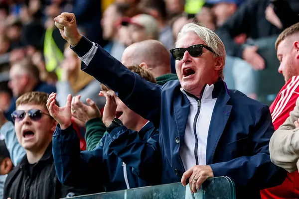 Manchester United taraftarları Premier League karşılaşmasında Brentford Manchester United 'a karşı The Gtech Community Stadyumu, Londra, İngiltere, 4 Mayıs 2025' te tezahürat yaptılar.