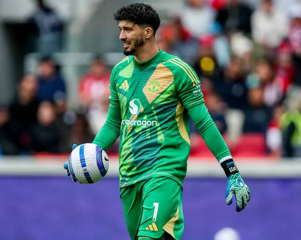 Manchester United takımından Altay Bayndr, Premier League maçında Brentford Manchester United 'a karşı Gtech Community Stadyumu, Londra, Birleşik Krallık, 4 Mayıs 2025