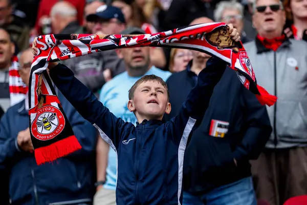 Brentford taraftarları Premier League maçından önce Hey Jude 'u söylüyorlar Brentford Manchester United' a karşı The Gtech Community Stadyumu, Londra, İngiltere, 4 Mayıs 2025