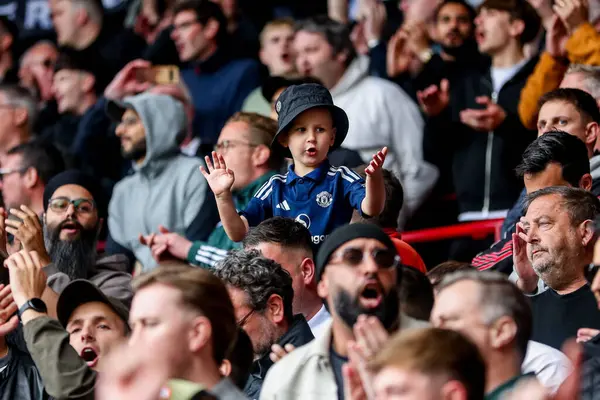 Manchester United taraftarları Premier League karşılaşmasında Brentford Manchester United 'a karşı The Gtech Community Stadyumu, Londra, İngiltere, 4 Mayıs 2025' te tezahürat yaptılar.