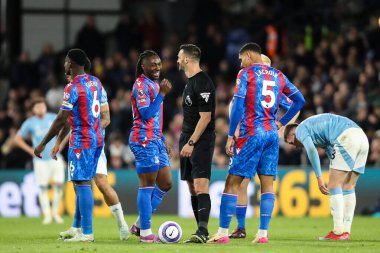 Crystal Palace 'dan Eberechi Eze, 5 Mayıs 2025' te İngiltere 'nin başkenti Londra' da oynanan Premier League maçı sırasında Hakem Andy Madley ile konuştu.