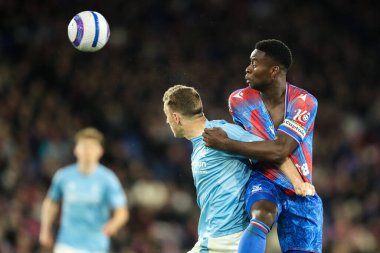 Nottingham Ormanı 'ndan Chris Wood ve Kristal Saray' dan Marc Guhi Premier Lig maçı sırasında Selhurst Park, Londra, İngiltere 'de 5 Mayıs 2025' te oynanan Crystal Palace - Nottingham Ormanı karşılaşmasında top için savaştılar.