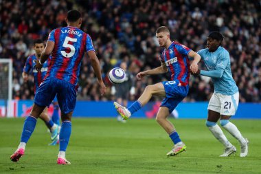 Kristal Saray 'dan Adam Wharton Premier Lig maçı sırasında topu kontrol ediyor. Kristal Saray, Nottingham Ormanı' na karşı Selhurst Park, Londra, Birleşik Krallık, 5 Mayıs 2025