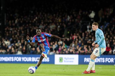 Kristal Saray 'dan Ismala Sarr, Premier Lig maçı sırasında pas veriyor. Kristal Saray, Nottingham Ormanı' na karşı. Selhurst Park, Londra, İngiltere, 5 Mayıs 2025