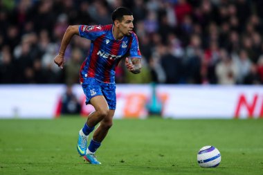 Crystal Palace 'dan Daniel Muoz 5 Mayıs 2025' te İngiltere 'nin Selhurst Park kentinde oynanan Premier Lig maçı sırasında topu ilerletiyor.