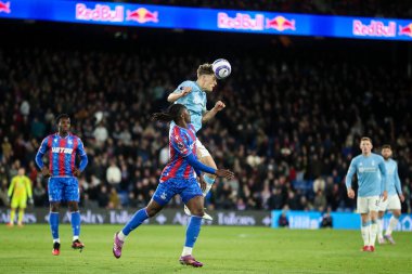 Nottingham Ormanı 'ndan Ryan Yates Premier Lig maçı sırasında topu Selhurst Park, Londra' da Crystal Palace 'a karşı Nottingham Ormanı' nda 5 Mayıs 2025 'te sürüyor.