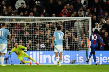 Crystal Palace 'dan Eberechi Eze, 5 Mayıs 2025' te İngiltere 'nin başkenti Londra' daki Selhurst Park 'ta oynanan Premier League maçı sırasında 1-0 berabere kaldığı için ceza aldı.