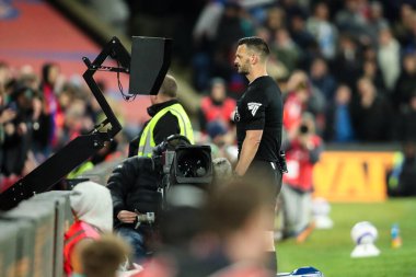 Hakem Andy Madley, 5 Mayıs 2025 'te İngiltere' nin Selhurst Park kentinde oynanan Premier League maçında Kristal Saray ve Nottingham Ormanı maçında VAR ekranına geçti.