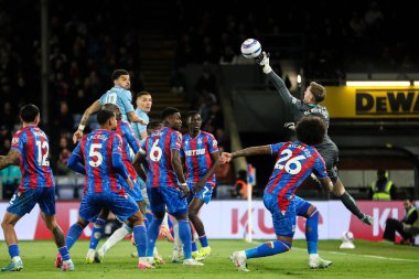 Crystal Palace 'dan Dean Henderson, Premier Lig maçı sırasında İngiltere' nin Selhurst Park kentinde oynanan Crystal Palace-Nottingham Forest maçında parmak ucuyla topu aldı.