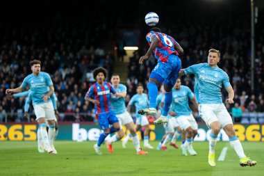 Kristal Saray 'dan Marc Guhi Premier Lig maçında topu karşıdan karşıya geçiriyor. Kristal Saray, Nottingham Ormanı' na karşı. Selhurst Park, Londra, 5 Mayıs 2025.