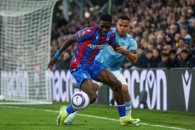 Kristal Saray 'dan Ismala Sarr, Premier Lig maçı sırasında Nottingham Ormanı' ndan Murillo 'yu 5 Mayıs 2025' te Selhurst Park, Londra 'da Nottingham Ormanı' na karşı Kristal Saray maçında durdurdu.