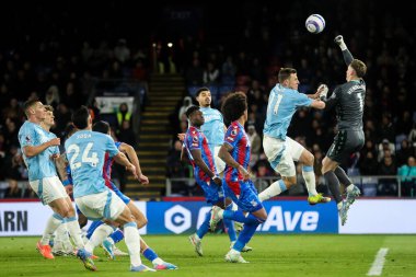 Crystal Palace 'dan Dean Henderson Premier Lig maçı sırasında Selhurst Park, Londra, Birleşik Krallık' ta Crystal Palace - Nottingham Forest maçında topa vuruyor.