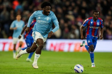 Nottingham Ormanı 'ndan Ola Aina Premier Lig maçı sırasında topu atıyor. Kristal Saray, Nottingham Ormanı' na karşı, Selhurst Park, Londra, 5 Mayıs 2025