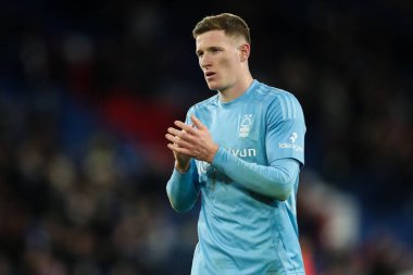 Nottingham Ormanı 'ndan Elliot Anderson, Premier League maçı sonrasında Londra, Selhurst Park' ta oynanan Crystal Palace-Nottingham Forest maçından sonra gezgin taraftarları alkışlıyor.