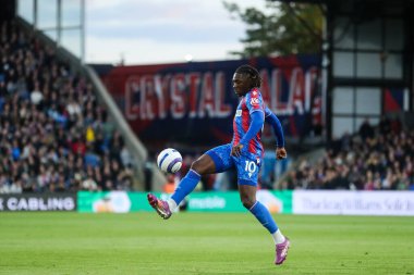 Kristal Saray 'dan Eberechi Eze, Premier Lig maçı sırasında pas veriyor. Kristal Saray, Nottingham Ormanı' na karşı, Selhurst Park, Londra 'da, 5 Mayıs 2025.