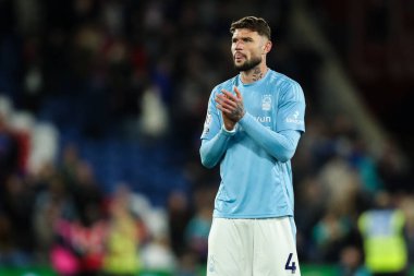 Nottingham Ormanı 'ndan Morato, Premier League maçı sonrasında Londra, Selhurst Park' ta oynanan Crystal Palace-Nottingham Forest maçından sonra gezgin taraftarları alkışlıyor.