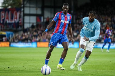 Kristal Saray 'dan Ismala Sarr, Premier Lig maçı sırasında pas veriyor. Kristal Saray, Nottingham Ormanı' na karşı. Selhurst Park, Londra, İngiltere, 5 Mayıs 2025