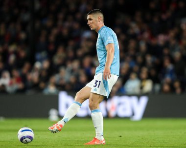 Nottingham Ormanı 'ndan Nikola Milenkovi, Premier Lig maçı sırasında pas veriyor. Kristal Saray, Nottingham Ormanı' na karşı, Selhurst Park, Londra, 5 Mayıs 2025