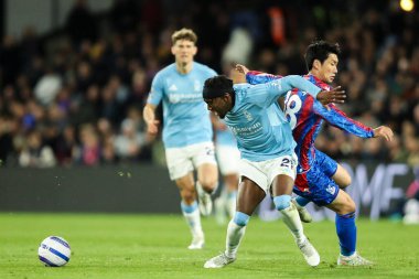 Nottingham Ormanı 'ndan Anthony Elanga Kristal Saray' dan Daichi Kamada 'yı 5 Mayıs 2025' te Selhurst Park, Londra, İngiltere 'de oynanan Kristal Saray-Nottingham Ormanı maçı sırasında oyaladı.