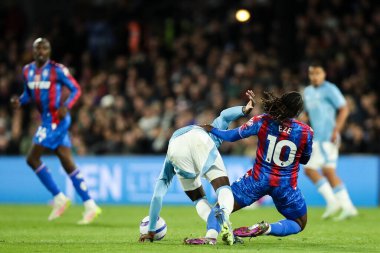 Nottingham Ormanı 'ndan İbrahim Sangar ve Kristal Saray' dan Eberechi Eze, 5 Mayıs 2025 'te Selhurst Park, Londra, İngiltere' de oynanan Premier Lig maçı sırasında Nottingham Ormanı 'na karşı Crystal Palace maçında çarpıştı.