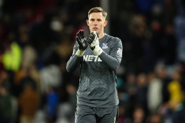 Crystal Palace 'dan Dean Henderson, 5 Mayıs 2025' te İngiltere 'nin Selhurst Park kentinde oynanan Crystal Palace - Nottingham Forest maçı sonrasında gezgin taraftarları alkışlıyor.