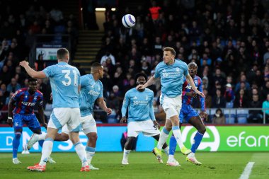 Nottingham Ormanı 'ndan Chris Wood Premier Lig maçı sırasında Selhurst Park, Londra, 5 Mayıs 2025' te Nottingham Ormanı 'na karşı Crystal Palace maçında topu açık farkla önde götürüyor.