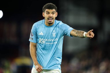 Nottingham Ormanı 'ndan Morgan Gibbs-White Premier Lig maçı sırasında takım arkadaşlarına talimat veriyor. Kristal Saray, Nottingham Ormanı' na karşı Selhurst Park, Londra, 5 Mayıs 2025