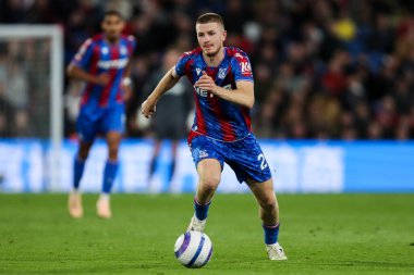 Kristal Saray 'dan Adam Wharton, Premier Lig maçı sırasında topu attı. Kristal Saray, Nottingham Ormanı' na karşı, Selhurst Park, Londra, İngiltere, 5 Mayıs 2025