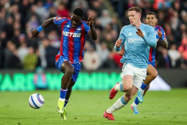 Crystal Palace 'dan Ismala Sarr, 5 Mayıs 2025' te İngiltere 'nin Selhurst Park kentinde oynanan Premier Lig maçı sırasında Nottingham Ormanı' na karşı oynanan maçta topu aldı.