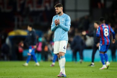 Nottingham Ormanı 'ndan Morato, Premier League maçı sonrasında Londra, Selhurst Park' ta oynanan Crystal Palace-Nottingham Forest maçından sonra gezgin taraftarları alkışlıyor.