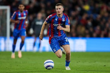 Kristal Saray 'dan Adam Wharton, Premier Lig maçı sırasında topu attı. Kristal Saray, Nottingham Ormanı' na karşı, Selhurst Park, Londra, İngiltere, 5 Mayıs 2025