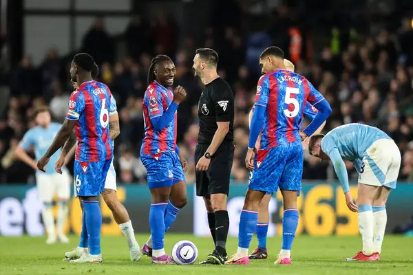 Crystal Palace 'dan Eberechi Eze, 5 Mayıs 2025' te İngiltere 'nin başkenti Londra' da oynanan Premier League maçı sırasında Hakem Andy Madley ile konuştu.