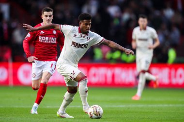 Sheffield United takımından Rhian Brewster, Bristol City ile Sheffield United arasında oynanan ve 8 Mayıs 2025 tarihinde oynanan, Bristol, İngiltere 'nin başkenti Ashton Gate' de oynanan yarı final maçında topu ileri taşıyor.