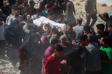 Aileler, bugün Batı Gazze 'deki Al-Wehda Caddesi pazarında öldürülen ve aralarında çocuk ve kadınların da yer aldığı 40 kişinin hayatını kaybettiği oğullarına veda ediyorlar..