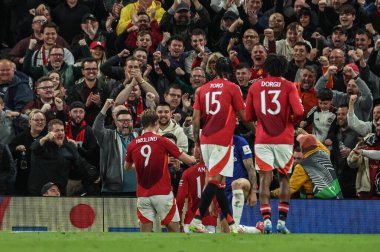 Manchester United takımından Rasmus Hjlund, 8 Mayıs 2025 tarihinde Manchester United ile Old Trafford, Manchester, İngiltere 'de oynanan UEFA Avrupa Ligi yarı final maçında 3-1' lik galibiyet golünü kutluyor.