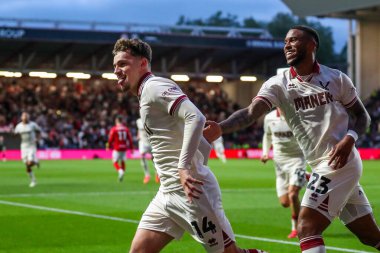Sheffield United takımından Harrison Burrows, Bristol City 'nin 8 Mayıs 2025' te Ashton Gate, Bristol 'da Sheffield United' a karşı oynadığı yarı final maçında 0-1 'lik galibiyet golünü kutluyor.