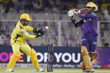 Kolkata Knight Riders 'Sunil Narine, 7 Mayıs 2025 tarihinde Hindistan' ın başkenti Kolkata 'da oynanan 2025 IPL karşılaşmasında CSK Kaptanı MS Dhoni Wicket ile bir atış yaptı. Fotoğraf: Debajyoti Chakrabort