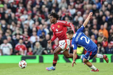 Manchester United takımından Patrick Dorgu, Manchester United 'ın 8 Mayıs 2025' te Old Trafford, İngiltere 'de oynadığı Manchester United - Athletic Bilbao maçında topa vuruyor.