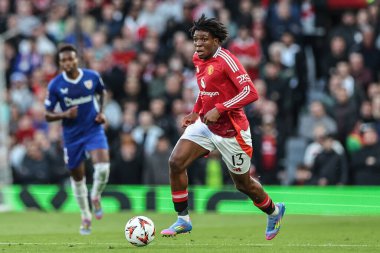 Manchester United takımından Patrick Dorgu, Manchester United 'ın 8 Mayıs 2025' te Old Trafford, İngiltere 'de oynadığı Manchester United - Athletic Bilbao maçında topa vuruyor.