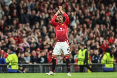 Manchester United takımından Casemiro, UEFA Avrupa Ligi yarı final maçında Manchester United ile Manchester United arasında oynanan Old Trafford, Manchester, İngiltere 'de 8 Mayıs 2025' te oynanan karşılaşmada taraftarları alkışlıyor.