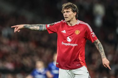 Manchester United 'dan Victor Lindelf, UEFA Avrupa Ligi yarı final karşılaşmasında takım talimatlarını veriyor. Manchester United - Athletic Bilbao maçı, Old Trafford, Manchester, İngiltere, 8 Mayıs 2022