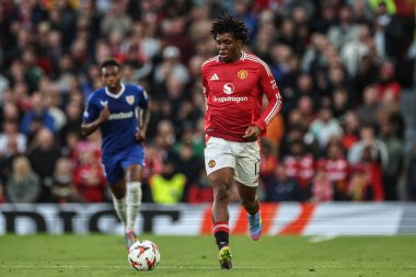 Manchester United takımından Patrick Dorgu, Manchester United 'ın 8 Mayıs 2025' te Old Trafford, İngiltere 'de oynadığı Manchester United - Athletic Bilbao maçında topa vuruyor.