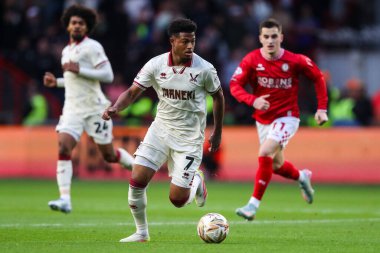 Sheffield United takımından Rhian Brewster, Bristol City ile Sheffield United arasında oynanan ve 8 Mayıs 2025 tarihinde oynanan, Bristol, İngiltere 'nin başkenti Ashton Gate' de oynanan yarı final maçında topu ileri taşıyor.