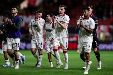 Sheffield United takımından Rob Holding, Bristol City 'nin 8 Mayıs 2025' te Ashton Gate, Bristol 'da oynadığı Bristol City-Sheffield United maçının yarı final maçı sonrasında gezgin taraftarları alkışlıyor.