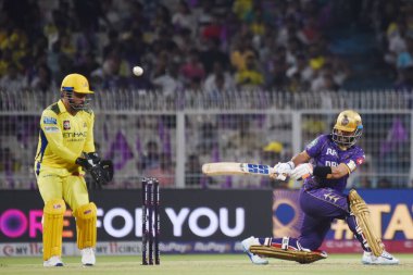Kolkata Şövalyeleri 'nin kaptanı Ajinkya Rahane, 7 Mayıs 2025' te Hindistan 'ın başkenti Kolkata' da oynanan 2025 IPL karşılaşmasında dördüncü ve CSK kaptanı MS Dhoni Wicket 'e vuruyor..