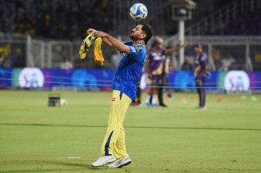 CSK Kaptanı MS Dhoni, 7 Mayıs 2025 tarihinde Hindistan 'ın Kalkata kentinde 2025 yılında Kolkata Knight Riders ve Chennai Super Kings (CSK) arasında oynanan IPL karşılaşması öncesinde Eden Gardens Cricket Siadum' da futbol oynamaktadır. Fotoğraf: Debajyoti Chakraborty
